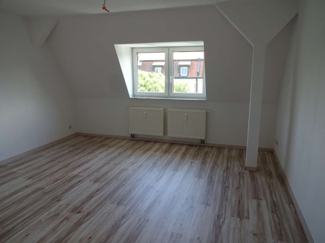 Großes Dachgeschoss-Apartment in Pölbitz mit Einbauküche und Stellplatz! - Wohnzimmer (7165)