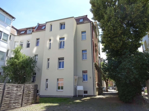 Großes Dachgeschoss-Apartment in Pölbitz mit Einbauküche und Stellplatz! - Hofansicht (7161)