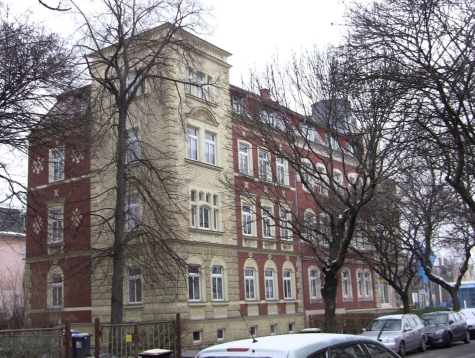 Großes Dachgeschoss-Apartment in Pölbitz mit Einbauküche und Stellplatz! - Hausansicht (7158)
