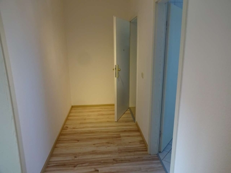 Großes Dachgeschoss-Apartment in Pölbitz mit Einbauküche und Stellplatz! - Flur (7164)
