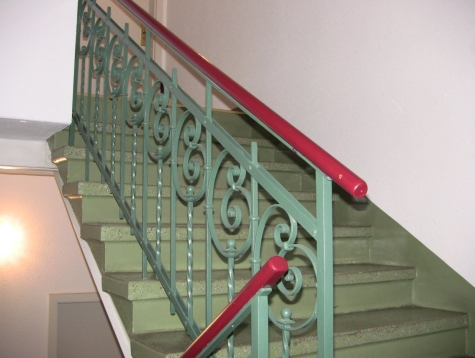 Großes Dachgeschoss-Apartment in Pölbitz mit Einbauküche und Stellplatz! - Treppenhaus (7162)