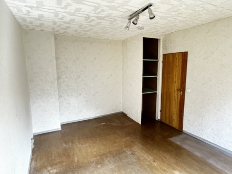 Sanierungsbedürftige 3-Raumwohnung mit Stellplatz und Balkon in Mülsen! - IMG 5668 (9655)