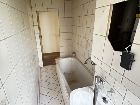 Sanierungsbedürftige 3-Raumwohnung mit Stellplatz und Balkon in Mülsen! - IMG 5678 (9657)