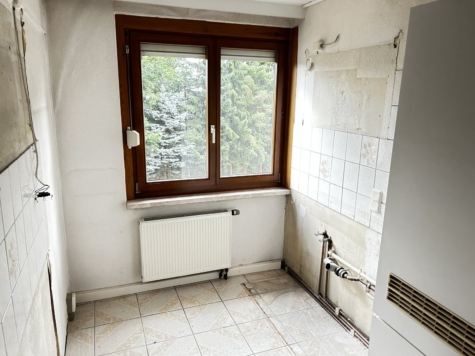 Sanierungsbedürftige 3-Raumwohnung mit Stellplatz und Balkon in Mülsen! - IMG 5651 (9659)