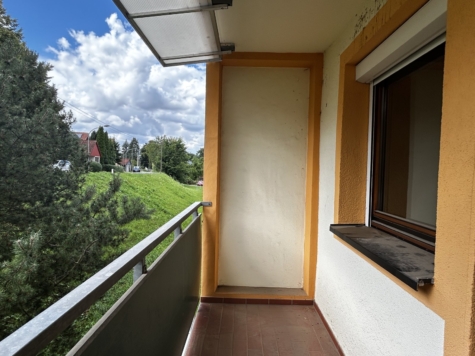 Sanierungsbedürftige 3-Raumwohnung mit Stellplatz und Balkon in Mülsen! - IMG 5662 (9661)