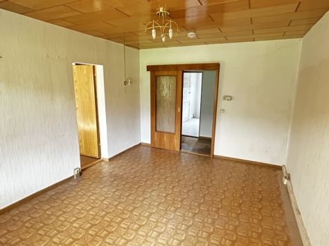 Sanierungsbedürftige 3-Raumwohnung mit Stellplatz und Balkon in Mülsen! - IMG 5658 (9653)