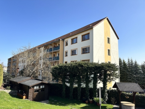 Sanierungsbedürftige 3-Raumwohnung mit Stellplatz und Balkon in Mülsen! - Außenansicht (9651)