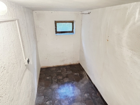 Sanierungsbedürftige 3-Raumwohnung mit Stellplatz und Balkon in Mülsen! - IMG 5700 (9660)