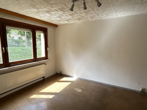 Sanierungsbedürftige 3-Raumwohnung mit Stellplatz und Balkon in Mülsen! - IMG 5665 (9656)