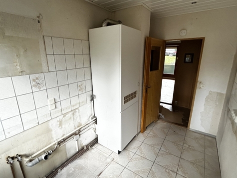 Sanierungsbedürftige 3-Raumwohnung mit Stellplatz und Balkon in Mülsen! - IMG 5653 (9658)