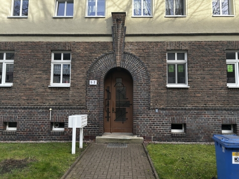 Vermietete 2-Raumwohnung mit Balkon u. Tageslichtbad in Zwickau! - Hauseingang (6819)