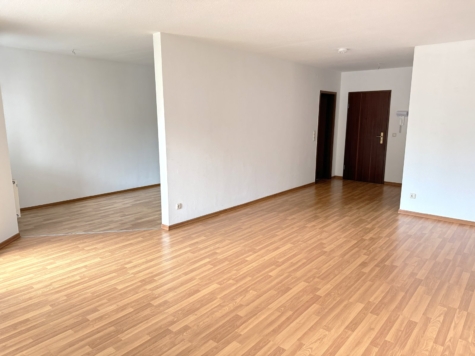 2-Raumwohnung mit Balkon, Fahrstuhl und TG-Stellplatz! Zur Selbstnutzung geeignet. - Wohnzimmer (12872)
