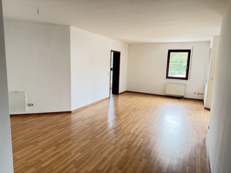 2-Raumwohnung mit Balkon, Fahrstuhl und TG-Stellplatz! Zur Selbstnutzung geeignet. - Wohnzimmer (12873)