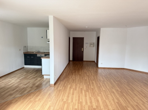 2-Raumwohnung mit Balkon, Fahrstuhl und TG-Stellplatz! Zur Selbstnutzung geeignet. - Wohnzimmer mit abgetrenter Küche (12871)