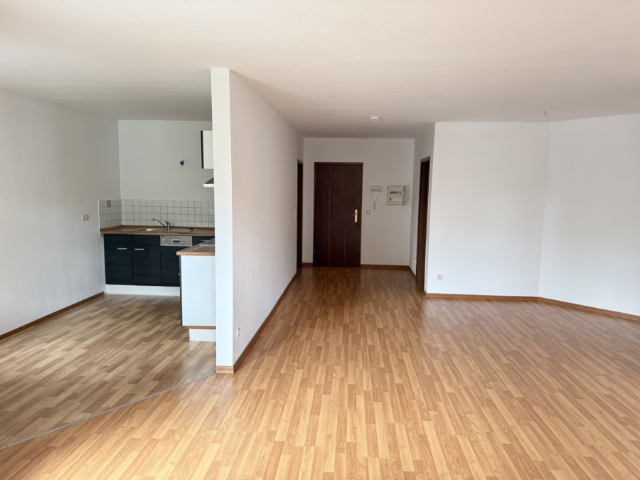 Wohnzimmer mit abgetrenter Küche