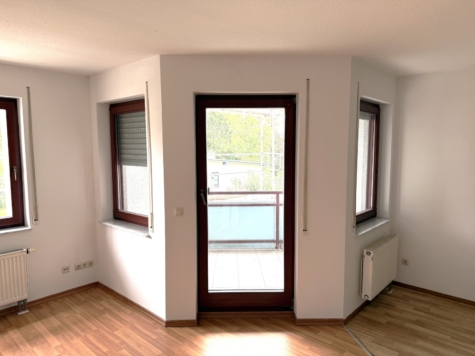 2-Raumwohnung mit Balkon, Fahrstuhl und TG-Stellplatz! Zur Selbstnutzung geeignet. - Zugang zum Balkon (12875)