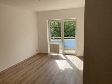 Schöne 2-Raumwhg. in idealer Lage zum Schlobigpark, Parkplätze vor dem Haus! - Wohnzimmer (13047)