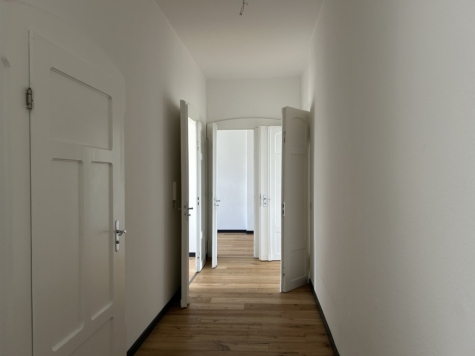 Zentrumsnahe 2-Raumwohnung mit Balkon u. EBK in Zwickau! - Flur (14845)