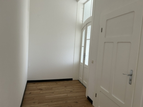 Zentrumsnahe 2-Raumwohnung mit Balkon u. EBK in Zwickau! - Flur (14844)