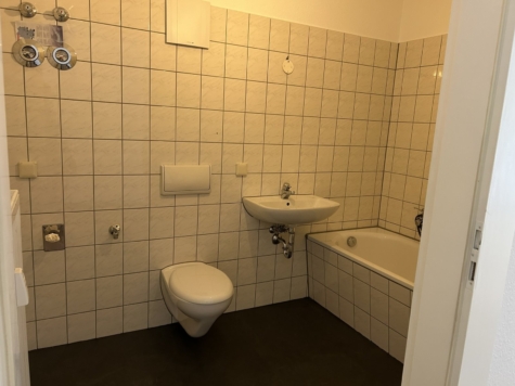 Zentrumsnahe 2-Raumwohnung mit Balkon u. EBK in Zwickau! - Bad mit Wanne (14852)