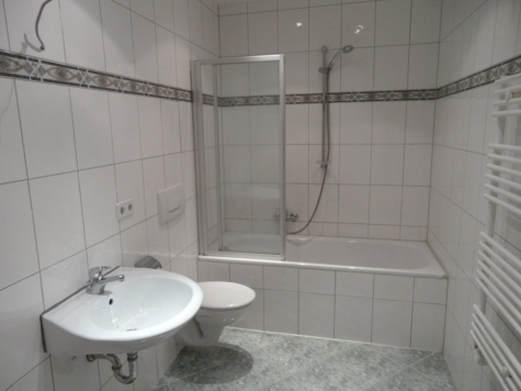 Zwickau-Innenstadt! Helle 2RW im 2. OG, Wintergarten, Laminat, alles fußläufig erreichbar - Bad, innen, mit  und WMA (4740)