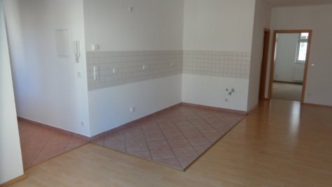 Zwickau-Innenstadt! Helle 2RW im 2. OG, Wintergarten, Laminat, alles fußläufig erreichbar - offene Küche, gefliest (4737)