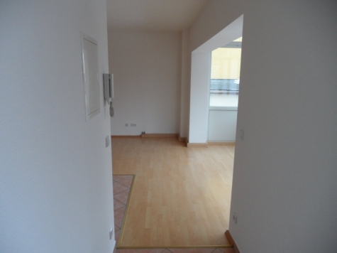 Zwickau-Innenstadt! Helle 2RW im 2. OG, Wintergarten, Laminat, alles fußläufig erreichbar - Flur, rechts Wintergarten, links Wohnzimmer (4735)