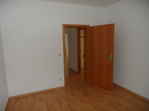 Zwickau-Innenstadt! Helle 2RW im 2. OG, Wintergarten, Laminat, alles fußläufig erreichbar - Schlafzimmer, Tür zum Wohnzimmer (4739)