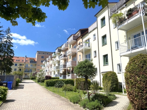 Ab 1.8.! Schöne 2-Raumwohnung mit Balkon, Tageslichtbad u. Stpl. in Marienthal! Blick ins Erzgebirge! - Außenanlage (6508)