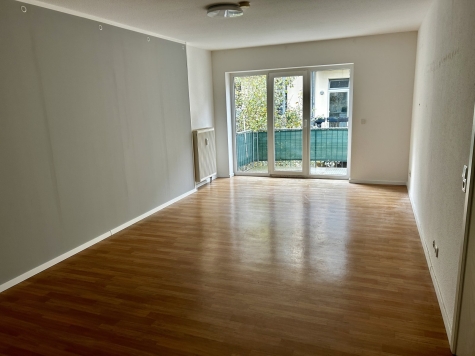 Schöne 2-Raum-Wohnung mit Balkon, EBK und Tageslichtbad in Plauen! Vermietet - Wohnzimmer (5663)