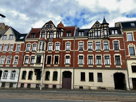 Schöne 2-Raum-Wohnung mit Balkon, EBK und Tageslichtbad in Plauen! Vermietet - Vordereingang zum Neubau (5659)