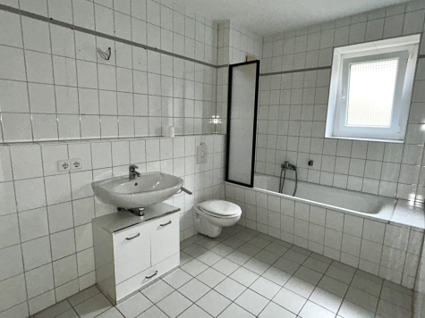 Schöne 2-Raum-Wohnung mit Balkon, EBK und Tageslichtbad in Plauen! Vermietet - Badezimmer (5667)