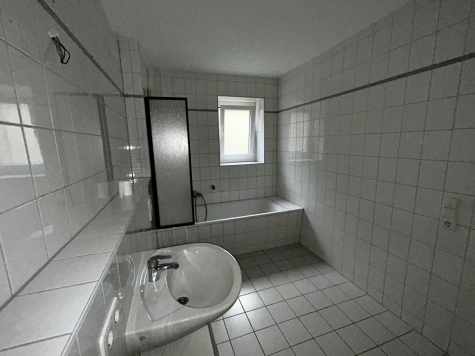 Schöne 2-Raum-Wohnung mit Balkon, EBK und Tageslichtbad in Plauen! Vermietet - Badezimmer (5668)