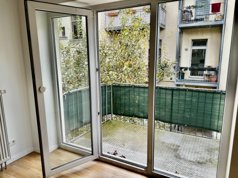 Schöne 2-Raum-Wohnung mit Balkon, EBK und Tageslichtbad in Plauen! Vermietet - Wohnzimmmer mit Zugang Balkon (5664)