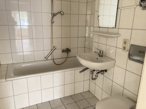 Schöne 1,5-Raum-Whg. mit Fahrstuhl, Balkon u. TG-Stpl. in zentrumsnaher Lage! - Badezimmer (9515)