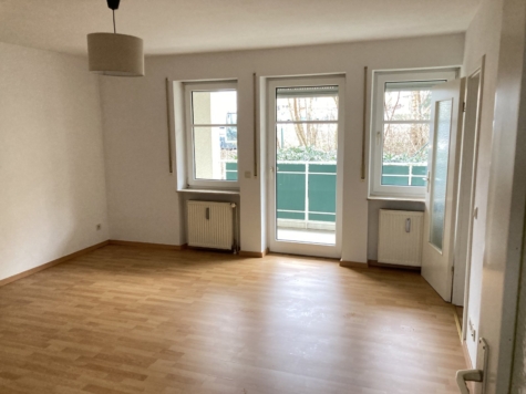 Schöne 1,5-Raum-Whg. mit Fahrstuhl, Balkon u. TG-Stpl. in zentrumsnaher Lage! - Wohnzimmer, Zugang Balkon (9510)