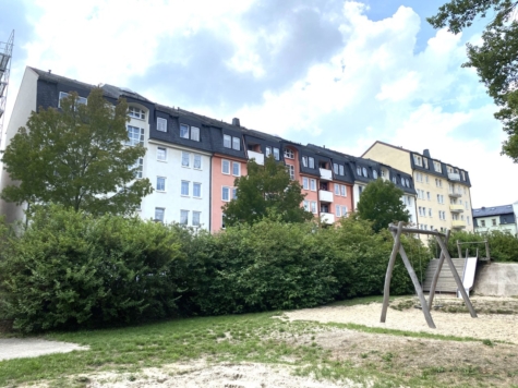 Schöne 1,5-Raum-Whg. mit Fahrstuhl, Balkon u. TG-Stpl. in zentrumsnaher Lage! - Blick auf Burgstraße vom Spielplatz (9508)