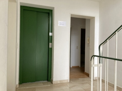Schöne 1,5-Raum-Whg. mit Fahrstuhl, Balkon u. TG-Stpl. in zentrumsnaher Lage! - Treppenhaus mit Aufzug (9509)
