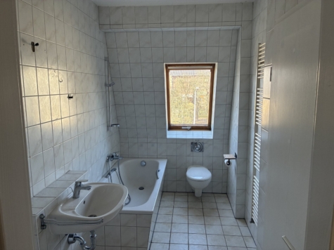 Fraureuth: *Schöne 3-Raumwohnung mit Balkon und Carport-Stellplatz optional!* - Tageslichtbad, Wanne (14689)