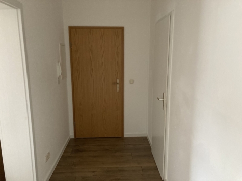 Fraureuth: *Schöne 3-Raumwohnung mit Balkon und Carport-Stellplatz optional!* - Flur (14685)