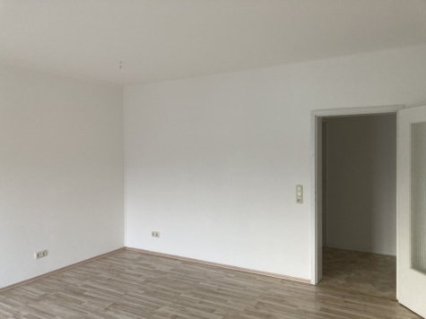 Fraureuth: *Schöne 3-Raumwohnung mit Balkon und Carport-Stellplatz optional!* - Wohnzimmer (14688)