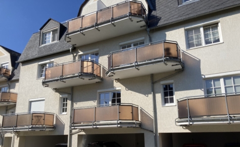 Fraureuth: *Schöne 3-Raumwohnung mit Balkon und Carport-Stellplatz optional!* - Rückansicht (14679)