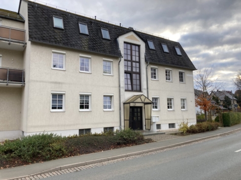 Fraureuth: *Schöne 3-Raumwohnung mit Balkon und Carport-Stellplatz optional!* - Hausansicht (14681)