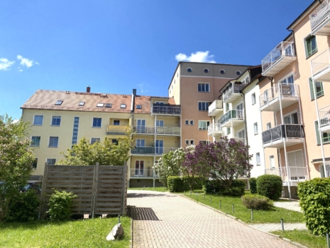 Ab 1.10.! Helle 1-Raumwohnung mit Singleküche und Balkon in Marienthal! - Außenansicht (10006)