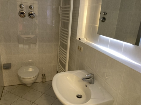 Ab 1.10.! Helle 1-Raumwohnung mit Singleküche und Balkon in Marienthal! - Bad mit Wanne (10013)