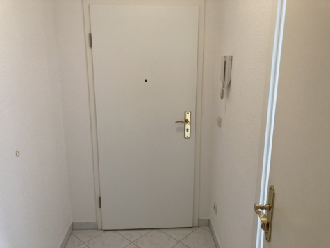 Ab 1.10.! Helle 1-Raumwohnung mit Singleküche und Balkon in Marienthal! - Flur (10009)