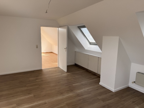 Denkmal-WGH zentrumsnah in Zwickau – Gewerbe + 4 WE, Balkone, 1 WE derzeit in Renovierung - Wohnung DG (15435)