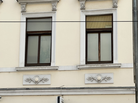 Denkmal-WGH zentrumsnah in Zwickau – Gewerbe + 4 WE, Balkone, 1 WE derzeit in Renovierung - Details am Haus (11863)