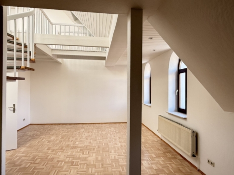 Denkmal-WGH zentrumsnah in Zwickau – Gewerbe + 4 WE, Balkone, 1 WE derzeit in Renovierung - Wohnung DG (15431)