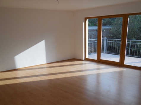 Kompakt, gemütlich, vielseitig – Eigentumswohnung mit Balkon in Kirchberg - Wohnzimmer mit Balkon (15482)
